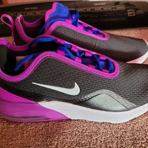 Womens size 11 BRAND NEW Nike Air Max Motion 2